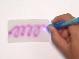 色素混練樹脂板　UV照射発色